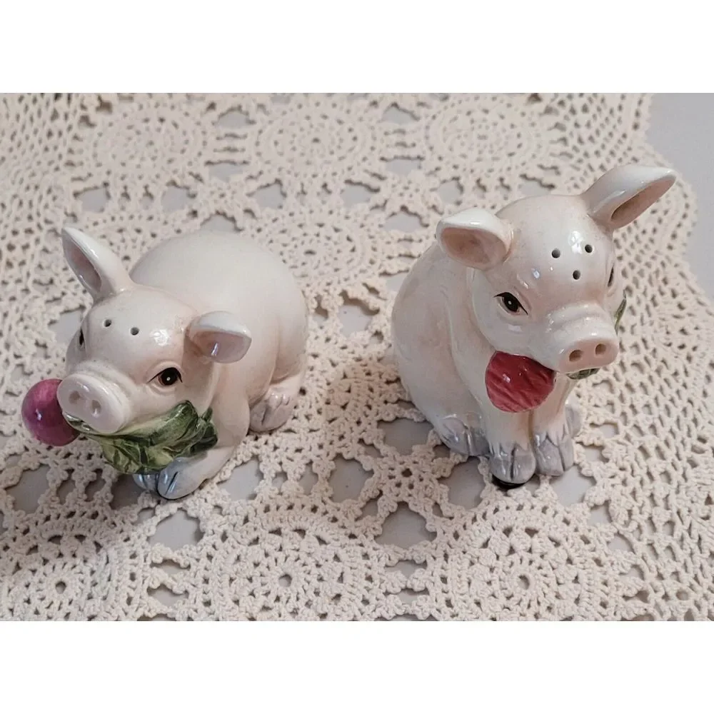 Vtg Fitz And Floyd. Percy The Pig Salt & Pepper Shakers On Lettuce Shaped Plate.